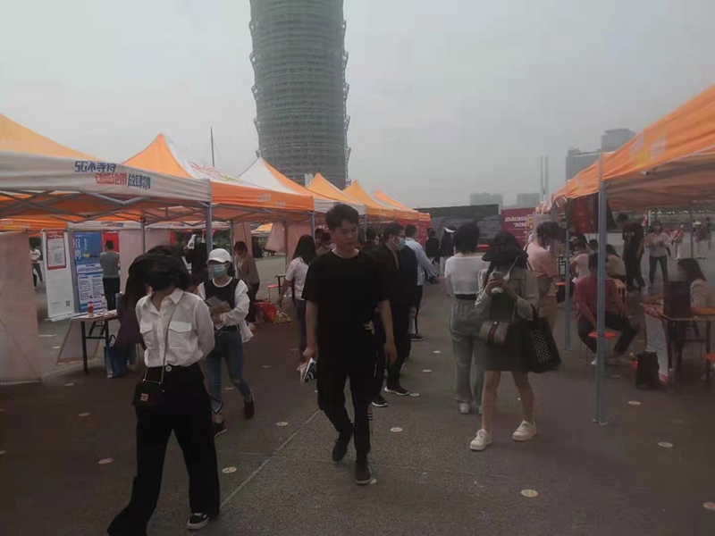 郑州农达生化参加郑东新区第十二届 “如意前程”招聘会(图2)
